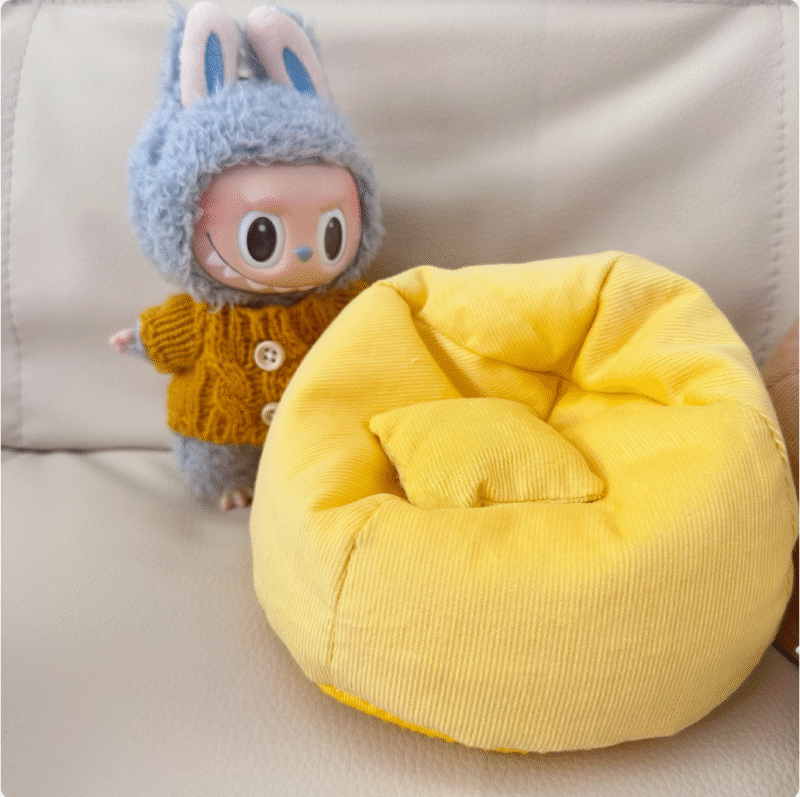 17CM LABUBU pendant doll sofa accessory for car use. Miniature miniature sofa for LABUBU doll, used as shooting prop.